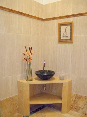 Baño en Travertino Amarillo y Romano Anticnovo