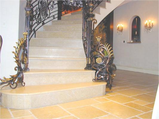 Escaelras interiores en Senia Anticnovo