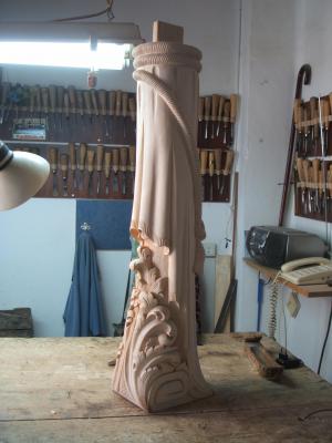 Pilastra de Escalera Tallada a Mano de Madera