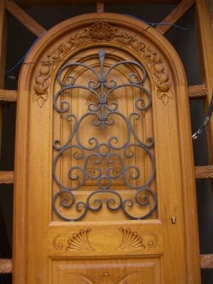Puerta de Iroko Tallada a Mano