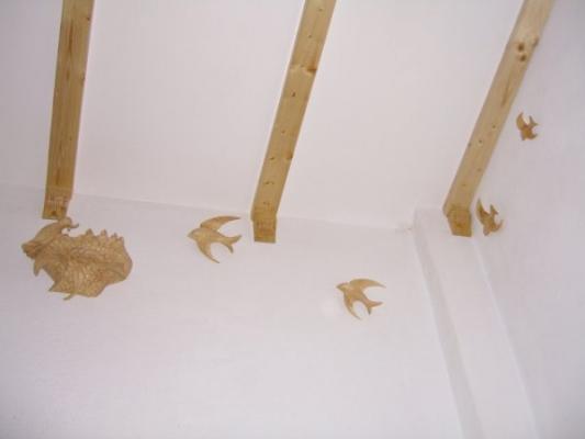 Techos con Vigas y Capiteles tallados con nidos de Golondrinas