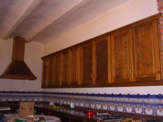 cocina de pino tallada
