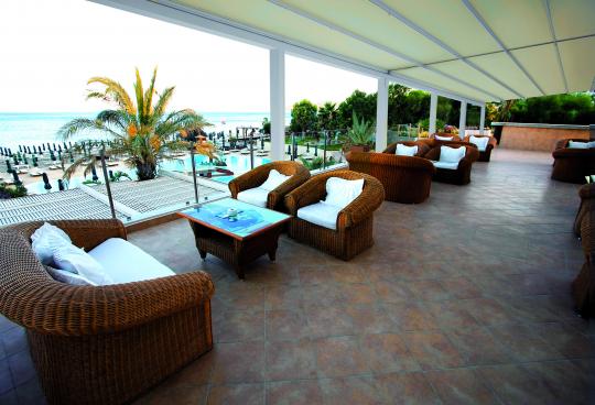 Toldo Mod. NEXUN con pergola de aluminio en playa