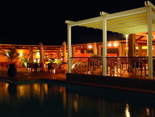 Toldo Mod. NEXUN A2 con Pergola en Piscina