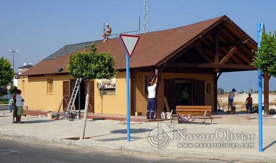 Acabado de techo en tegola americana sobre casa de madera.