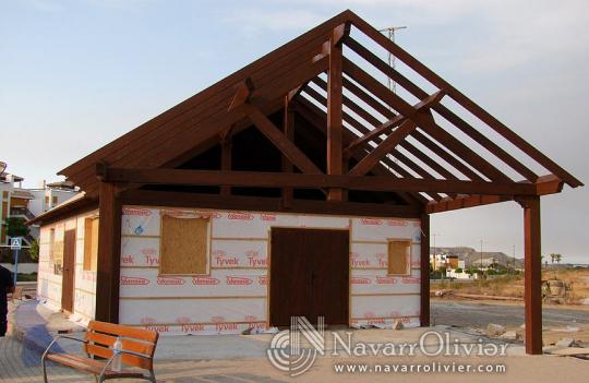 Casa de madera en construcción, con tela Tyvek para fachada ventilada.