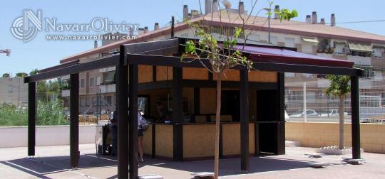 Terraza de chiringuito de madera.