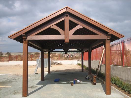pérgola de madera a dos aguas en pulpi
