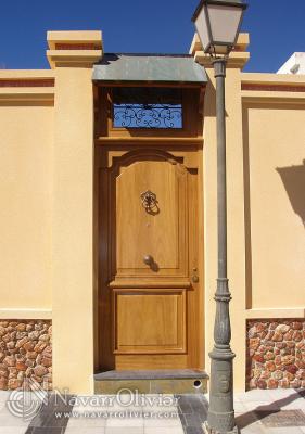puerta entrada en iroko estilo frances en olula del rio