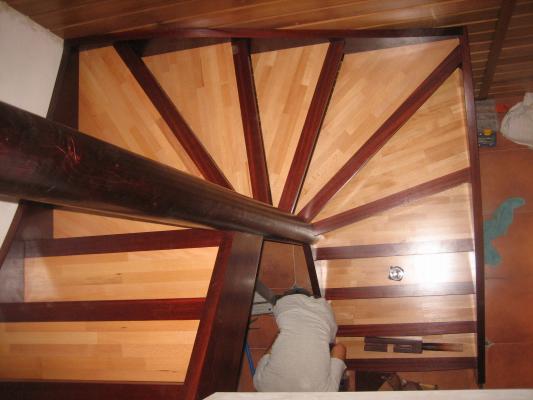 escalera de madera en haya y sapelli estilo marinero