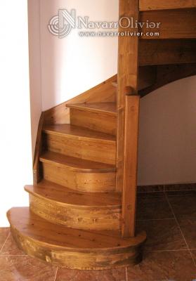 Escalera de madera para apartamentos destinado a espacios reducidos.