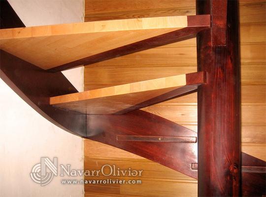 Detalle de escalones de madera en Cala Panizo.