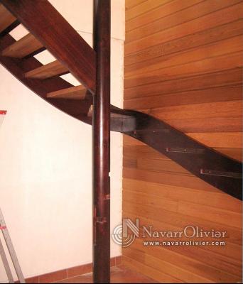 Escalera sobre palo redondo en madera de sapelli con haya.