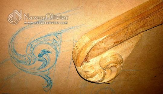 Talla de pasamano en madera de Iroko.