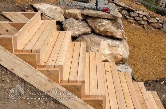 Escalera de madera para exteriores.