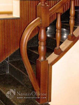 Escalera de madera barnizada. Huercal overa.