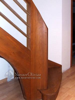 Escalera de madera de color teka.
