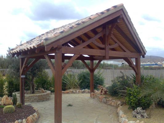 cenador de madera con tejas a dos aguas