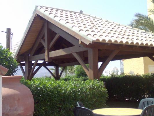 estructura de madera con tejas
