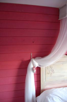 Madera en crudo pintada con Hydrocera 0% habitación fucsia