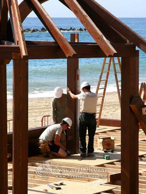 ontaje de estructura de madera para chiringuito