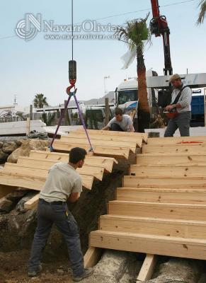 Instalación de escalera de madra para exteriores