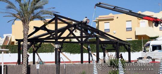 montage de estructura de madera con grua
