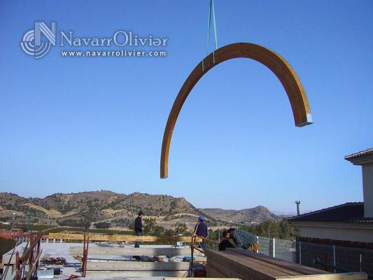 arco de madera con grua