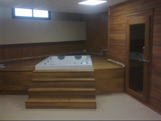 complementos de madera de iroko para un jaccuzi