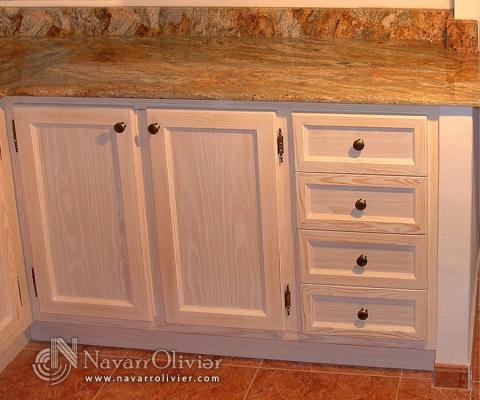 cocina blanca de madera para casa de campo vacaciones