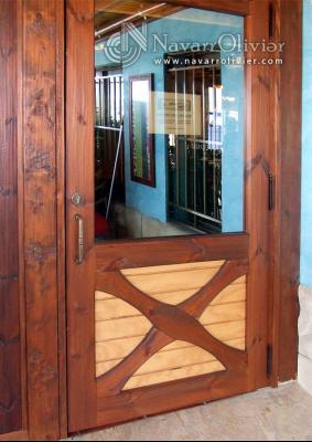 puerta de madera color tecka en garrucha