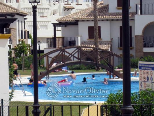 pasarela de madera sobre piscina en vera