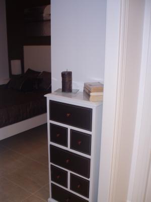 Auxiliar lacado en blanco y piel