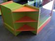 composicion en L de mostradores en 2colores compuesto por mostrador de 1.00mtr acristalado, mueble para la caja u ordenador, y esquinera