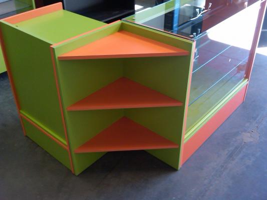 composicion en L de mostradores en 2colores compuesto por mostrador de 1.00mtr acristalado, mueble para la caja u ordenador, y esquinera