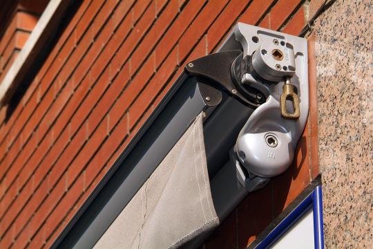 Toldo de Brazos Invisibles o Artculados con Semi-Cofre