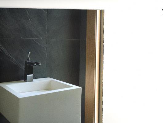 Baño con piedra decoratica