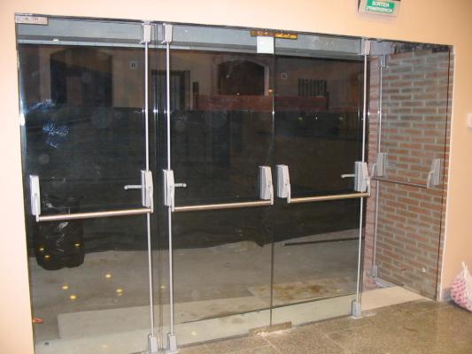 puerta antipanico en vidrio templado