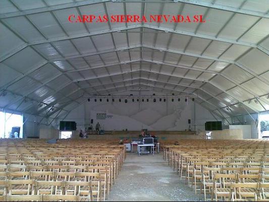 INTERIOR CARPA POLIGONAL Y SILLAS