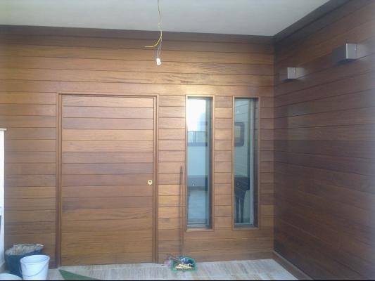 entrada de madera en iroko para casa minimalista en vera
