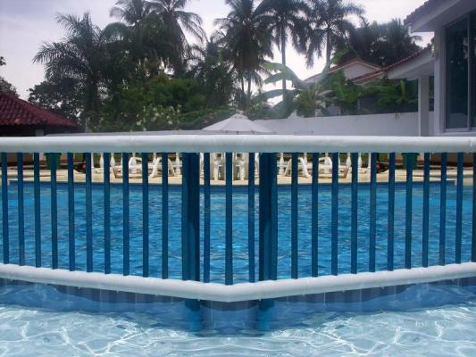 CERRAMIENTO DE PISCINAS EN PLASTICO MADERPLAST