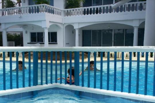 CERRAMIENTO DE PISCINAS EN PLASTICO MADERPLAST