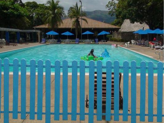 CERRAMIENTO DE PISCINAS EN PLASTICO MADERPLAST