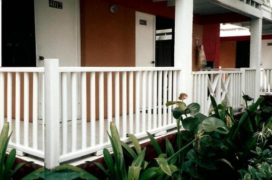 CERRAMIENTO DE BALCONES Y JARDINES EN PLASTICO MADERPLAST