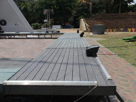 TARIMAS Y GRADERÍAS PLÁSTICAS  MADERPLAST