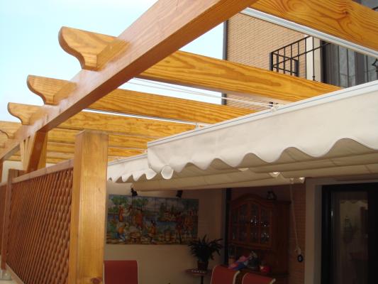 Toldo corredizo de madera