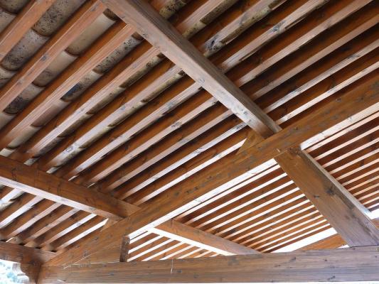 tejado de madera y tejas antigua