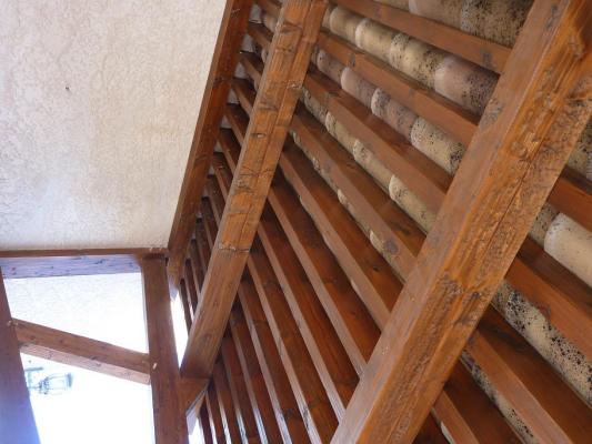 techo de madera con tejas vista
