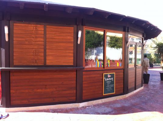 chiringuito de madera con cerramiento en almeria