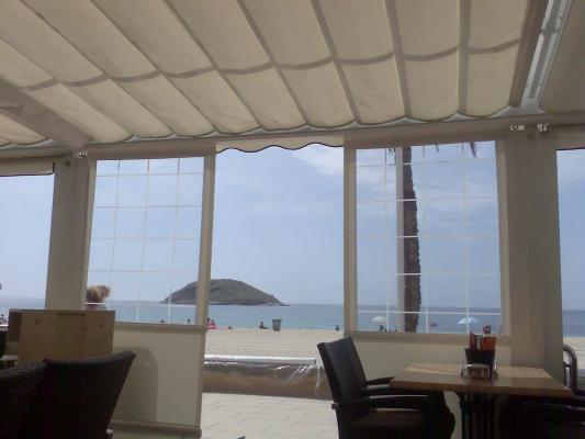 Toldo deslizante con verticales transparentes